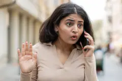 ਇੱਕ ਲੜਕੀ ਮੋਬਾਇਲ 'ਤੇ ਗੱਲ ਕਰਦੀ ਹੋਈ