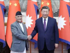 चिनियाँ राष्ट्रपति सी जिन्पिङसँग प्रधानमन्त्री केपी शर्मा ओली