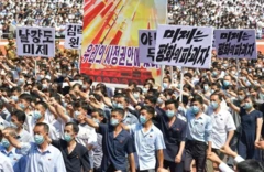 평양에서 대규모 반미 시위를 벌이는 북한 주민들