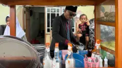 Penjual perlente asal Brebes jadi idola para ibu di Cilincing.