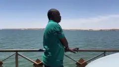 Mohamed Osman mirando el río Nilo