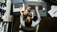 dete i muškarac sede za kompjuterom