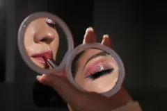 နှုတ်ခမ်းနီဆိုးနေတဲ့ အမျိုးသမီးတစ်ဦး 