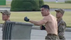 උතුරු කොරියානු සොල්දාදුවන් පැවැත්වූ සංදර්ශනය