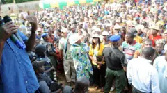 Wani mutum na jawabi ga dandazon taro