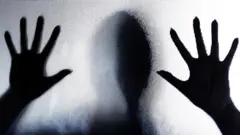 Зўравонлик қурбони бўлган аёл силуэти