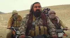 بشیر زیب او څو نور وسله‌وال پر موټرسایکلو سپاره دي. د نورو مخونه پټ دي خو د ده څرګند دی. په یوه دښته کې روان برېښي.