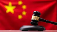 중국 국기 앞에 놓여 있는 법봉