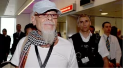 Gary Glitter đến phi trường Heathrow vào tháng 08/2008