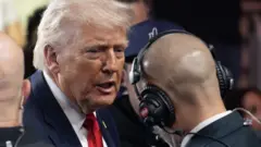 特朗普（中）在佛羅里達邁亞密出席終極格鬥冠軍賽（UFC）（11/4/2026）