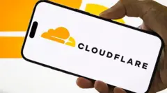 Un logo Cloudflare sur un téléphone portable.