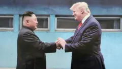 Ông Kim Jong-un (trái) và ông Donald Trump vào năm 2019 tại khu phi quân sự liên Triều (DMZ) 