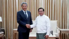 မလေးရှားနိုင်ငံခြားရေးဝန်ကြီးနဲ့ ဗိုလ်ချုပ်မှူးကြီး မင်းအောင်လှိုင်တို့ လက်ဆွဲနှုတ်ဆက်နေကြ 