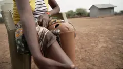 악어의 공격으로 다리를 잃고 의족을 착용한 여성