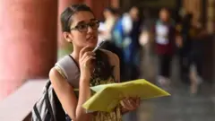 ਕਾਲਜ ਵਿੱਚ ਪੜ੍ਹਨ ਵਾਲੀ ਕੁੜੀ