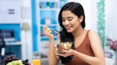 फल खाती युवती