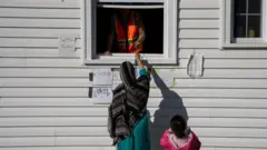 د دې دفتر له تړل کېدو سره هغه ګڼې افغانې کورنۍ امریکا ته له ورتګه ګرځول کېږي چې بېلا بېلو هېوادونو کې د ویزو په تمه دي