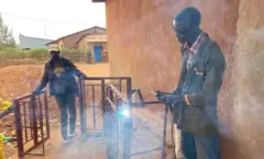 Umugabo urimo gusudira i Rwamagana mu Rwanda