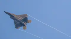 Pesawat F-22 milik Angkatan Udara AS melesat di wilayah udara Filipina, 8 April 2026.