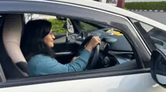 ईभी चलाउँदै महिला 