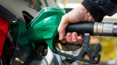 Voiture en train d'être remplie à la pompe à essence