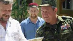 Аслан Масхадов Рамзан Қодиров ҳақида шундай деди: "Отаси уйимизга келарди, отасининг ёнида у ҳам келарди. Баъзан кўришардик ва гаплашардик".