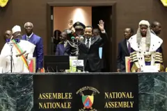 Le président camerounais Paul Biya (au centre) fait un geste à son arrivée à la cérémonie d'investiture à l'Assemblée nationale de Yaoundé, le 6 novembre 2025.