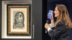 Un cuadro azul de Picasso, en su característico estilo cubista, enmarcado en la pared, y al lado una mujer que sostiene un micrófono frente a su teléfono celular, en el que se ve una videollamada con un hombre que lleva gafas; ambos sonríen ampliamente.