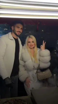 بائع الذرة ”الوسيم“ يتحول لظاهرة