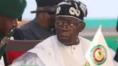 Shugaban Najeriya Bola Tinubu yana sauraron mai gadinsa 