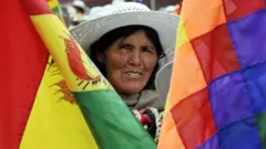 Mujer con las banderas de Bolivia
