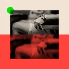 "لومړی مې له چوکۍ سره سر ټکر شو، بیا ناڅاپي ښکته ولوېدو. خپل ای‌پاډ مې پر سر ولګېد، قهوه راباندې توی شوه. د الوتکې په کابین کې ګډوډي جوړه شوې وه، خلک او سامانونه هرې خوا پراته وو."