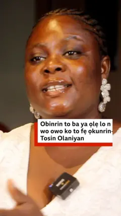 Oluwatosin Olaniyan , ti ọpọ eeyan tun mọ si Idaamu Industry wọ kaba alawọ miliki, lo yẹri eti to tobi, ti ko si we gele kankan sori