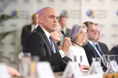 Alexandre de Moraes falando em microfone, com ministros do STF e painel do TSE ao fundo