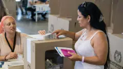 Una mujer votando en las presidenciales celebradas en Colombia en 2022.