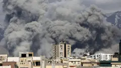 Клуби сірого диму над будівлями