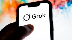 Телефон, на экране которого логотип Grok