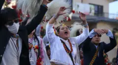 परम्परागत साकेला नृत्य गर्दै किरात समुदायका महिलाहरू