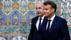 Une photo de 2022 montre le président français avec son homologue algérien après une conférence de presse à Alger.