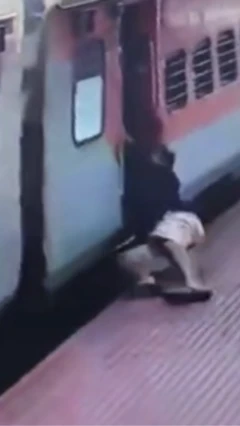காணொளி: ஓடும் ரயிலில் ஏற முயன்று தவறி விழுந்த நபர்