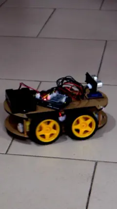 "Ihe a bụ 'smart car', ụmụaka na-ede 'program' n'ime ya. Ya na ụmụaka na-akparịta ụka. Ha sị ya bịa, ọ bịa".