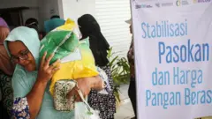 Warga membawa beras SPHP yang dibeli di Gerai Tim Pengendali Inflasi Daerah (TPID) Pandawa di Pasar Kalampangan, Palangka Raya, Kalimantan Tengah, Selasa (27/2/2024).
