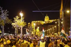 Pristalice opozicije okupljaju se u Budimpešti posle zatvaranja biračkih mesta 12. aprila 2026.