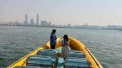 2月28日，战争开打。消息滞后，Afaf 和邱先生中午还去了港口游船。