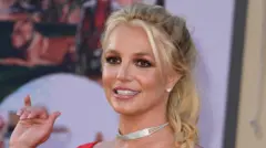 Britney Spears w 2019 r. — macha i uśmiecha się na czerwonym dywanie podczas premiery filmu.