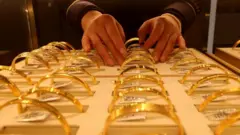 Ikiganza kirimo gukora mu bikomo bya zahabu 