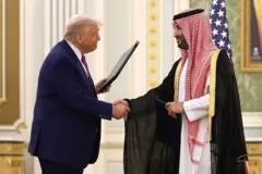 ټرمپ او محمد بن سلمان د ۲۰۲۵ کال د مې په ۱۳مه نېټه، د سعودي عربستان پلازمېنه ریاض کې، د شاهي دېوان په ماڼۍ کې د یوه لاسلیک مراسمو کې ګډون وکړ.
