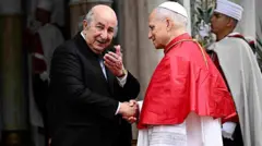 التقى البابا لاون الرابع عشر بالرئيس الجزائري عبد المجيد تبون في القصر الرئاسي في 13 أبريل/نيسان 2026. 