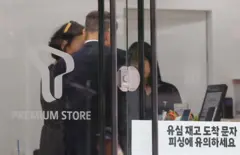 SKT 대리점에서 상담받는 고객들