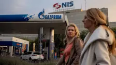 санкције нис-у, нис, америчке санкције нис, девојке пролазе поред пумпе